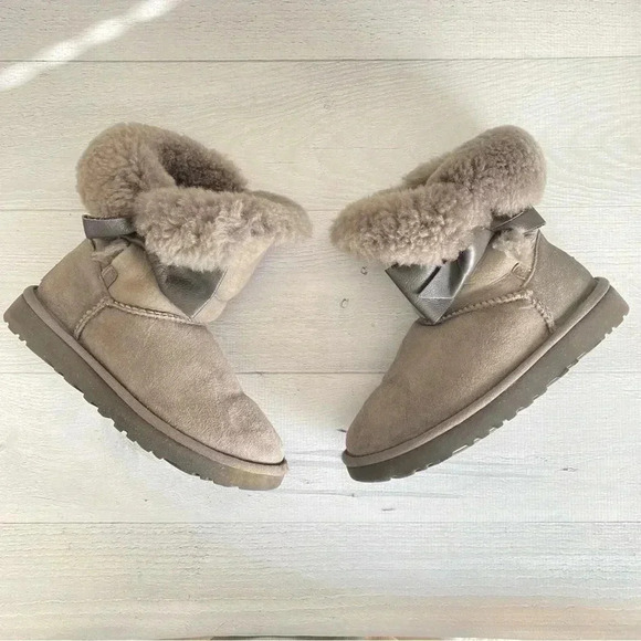 UGG‎ Gray Leather Bow Sz 5 Boots